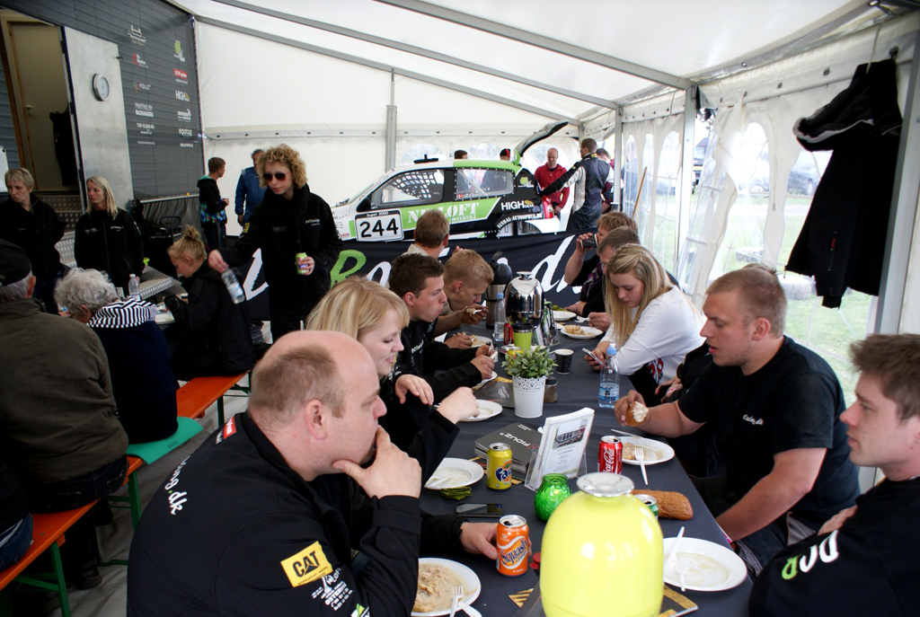 Der var mange spisende i teltet hos DC Racing – det er utrolig glædeligt med så stor opbakning.
(Foto: Kim Lauritsen, DCR)